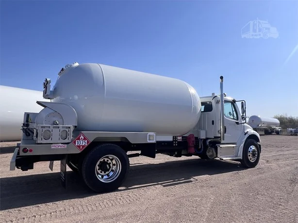 2025 FREIGHTLINER BUSINESS CLASS M2 106 PLUS - Image 9